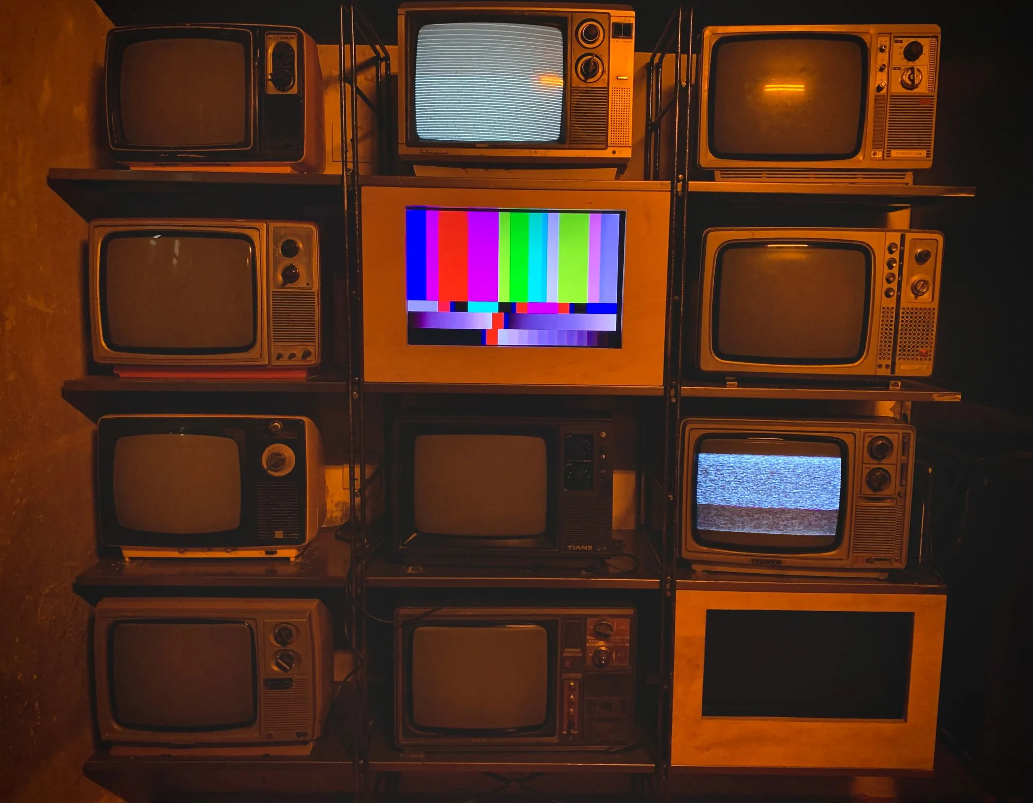 Ascolti TV di ieri: chi ha vinto la prima serata tra Rai 1, Canale 5 e Rete 4